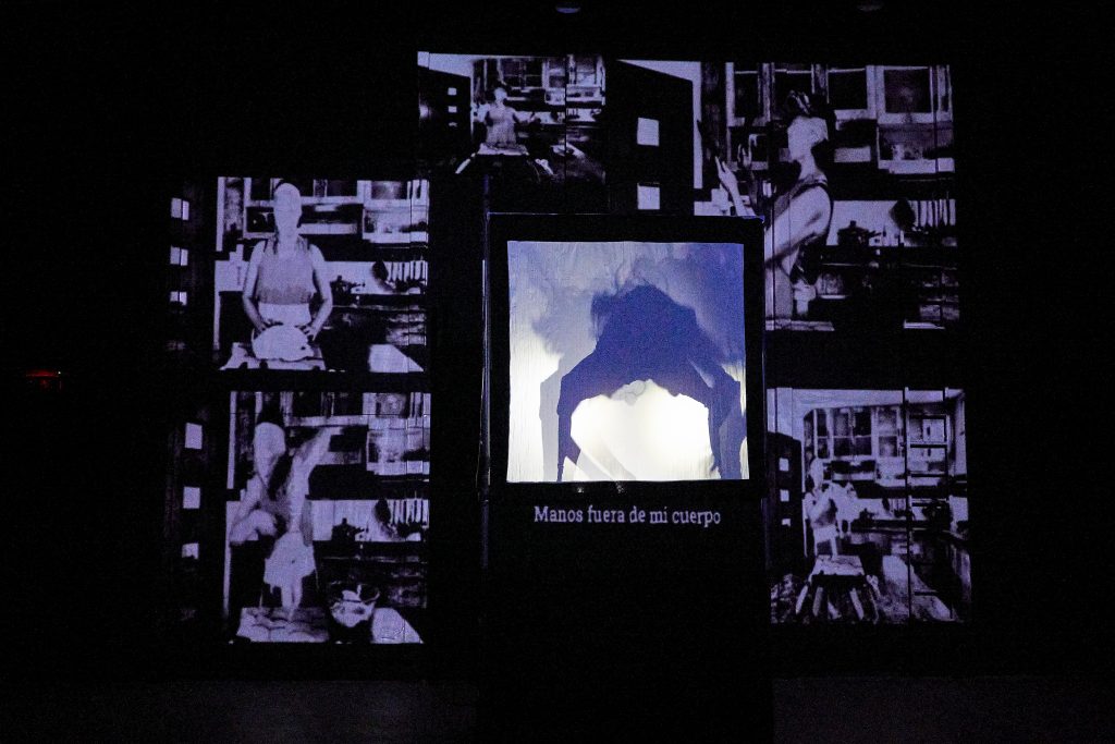 La propuesta que nos hace Muégano para sumergirnos en esta obra transcurre en un escenario de mapping –una serie de animaciones proyectadas sobre el escenario negro del teatro–