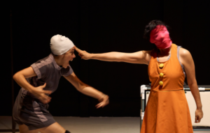 Muégano Teatro puso en escena durante septiembre y octubre Lxs cuervxs no se peinan.