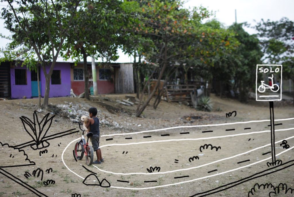 Junto a la Cancha para los niños y niñas en Socio Vivienda 2 hay un terreno vacío, con algunos proyectos para ser un espacio recreativo. Intervención de Alisa Pincay