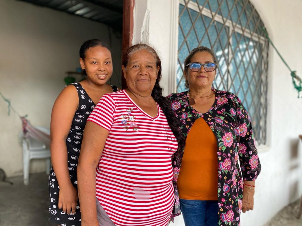 Nancy, Máxima y Anahí sostienen la Asociación 24 de mayo desde la Cooperativa Pablo Neruda, en el sur de Guayaquil.