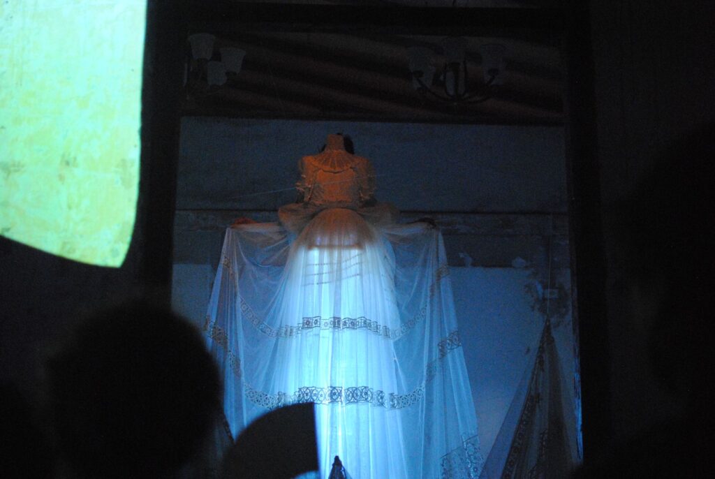 Es momento de borrar mi nombre en su puesta en escena en Casa Cuna, en Guayaquil. Fotografía de Jéssica Zambrano.