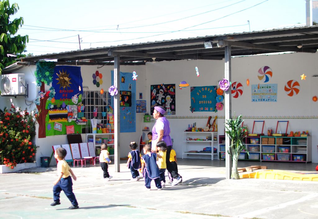 En la zona 8, que comprende Guayas, Durán y Samborondón, más de 1.000 educadoras brindan atención a 10.572 niños entre 0 y 3 años. Fotos de Jéssica Zambrano.