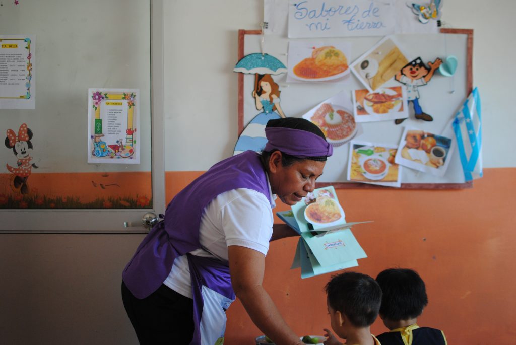 Las educadoras trabajan en Centros de Desarrollo Integral Infantil que tienen como objetivo atender a niños y niñas de 12 meses a tres años que viven con sus familias en condiciones de pobreza, extrema pobreza y vulnerabilidad. 