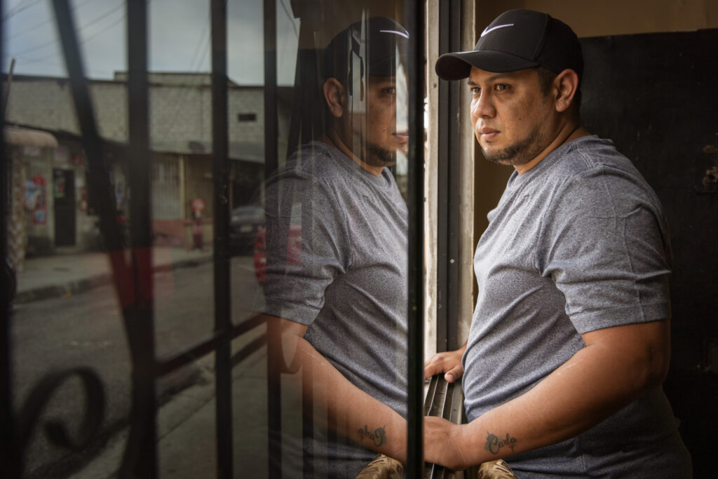 Retrato de Eduardo Velasco Ipanaqué, primo de Carlos Javier Vega, en la casa de sus abuelos maternos donde creció y luego cumplió arresto domiciliario. 28 de abril de 2024, Guayaquil, Ecuador. Fotografía: Karen Toro