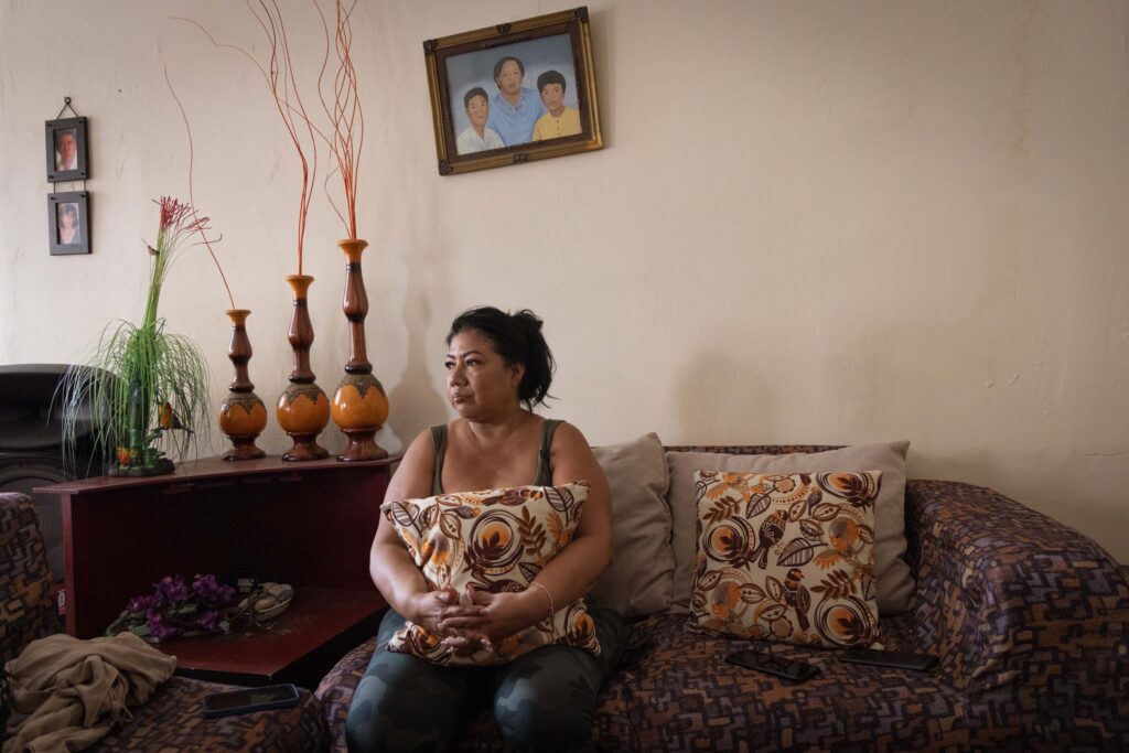 Retrato de Ana Ipanaqué, tía de Carlos Javier Vega y madre de Eduardo Velasco, en la casa de sus padres. 29 de abril de 2024, Guayaquil, Ecuador. Fotografía: Karen Toro