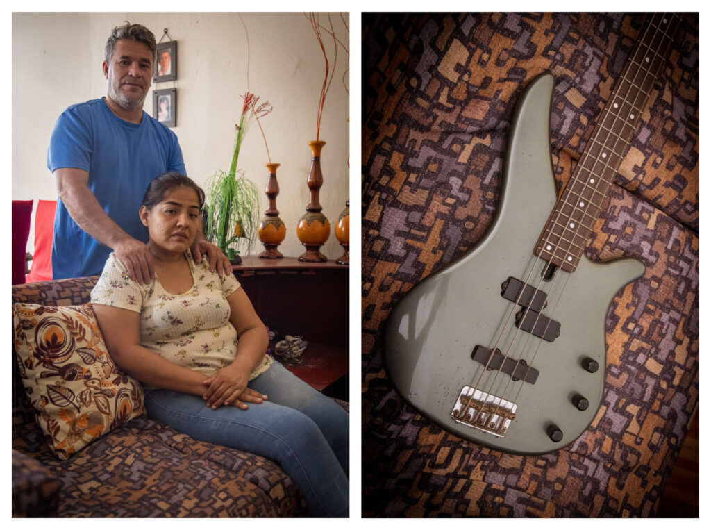 A la izquierda, retrato de Carlos Vicente Vega y Laura Ipanaqué, padres de Carlos Javier, en la sala de la casa de la familia Ipanaqué. A la derecha, detalle del bajo que Carlos Javier Vega usaba en el grupo musical de la iglesia cristiana a la que pertenecía. 29 de abril de 2024, Guayaquil, Ecuador. Fotografía: Karen Toro