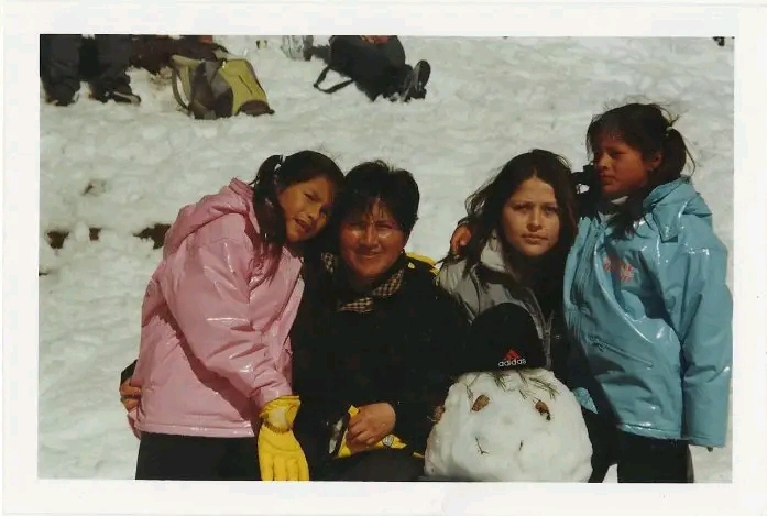 Foto de Andrea Serrano con su mamá, su prima y su hermana.