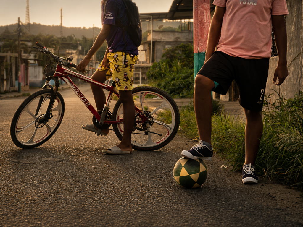 Muchos niños y adolescentes comparten su tiempo entre ellos jugando al fútbol o andando en bicicleta en sus barrios, desconociendo que entre sus amigos podría estar un “reclutador”.  | Foto referencial: Archivo 2026.
