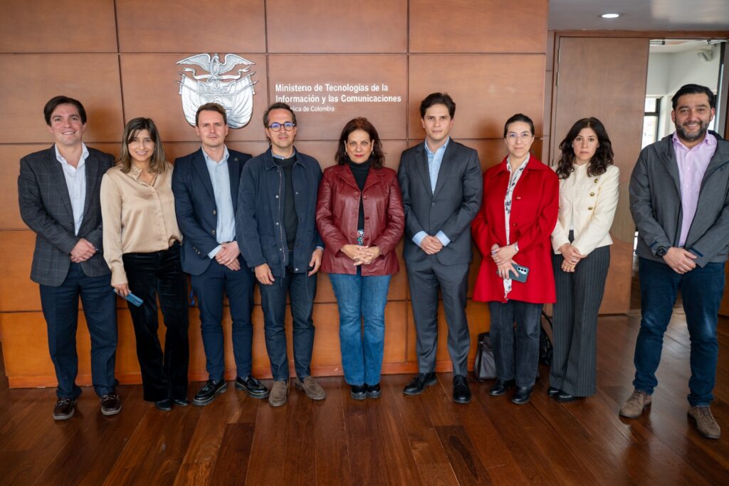 Ministra de Tecnologías de Colombia, Alexandra Falla Zerrate (quinta de izquierda a derecha) junto a representantes de la industria tecnológica, cuando anunciaron un acuerdo para luchar contra el reclutamiento digital. Imagen: Ministerio TIC 